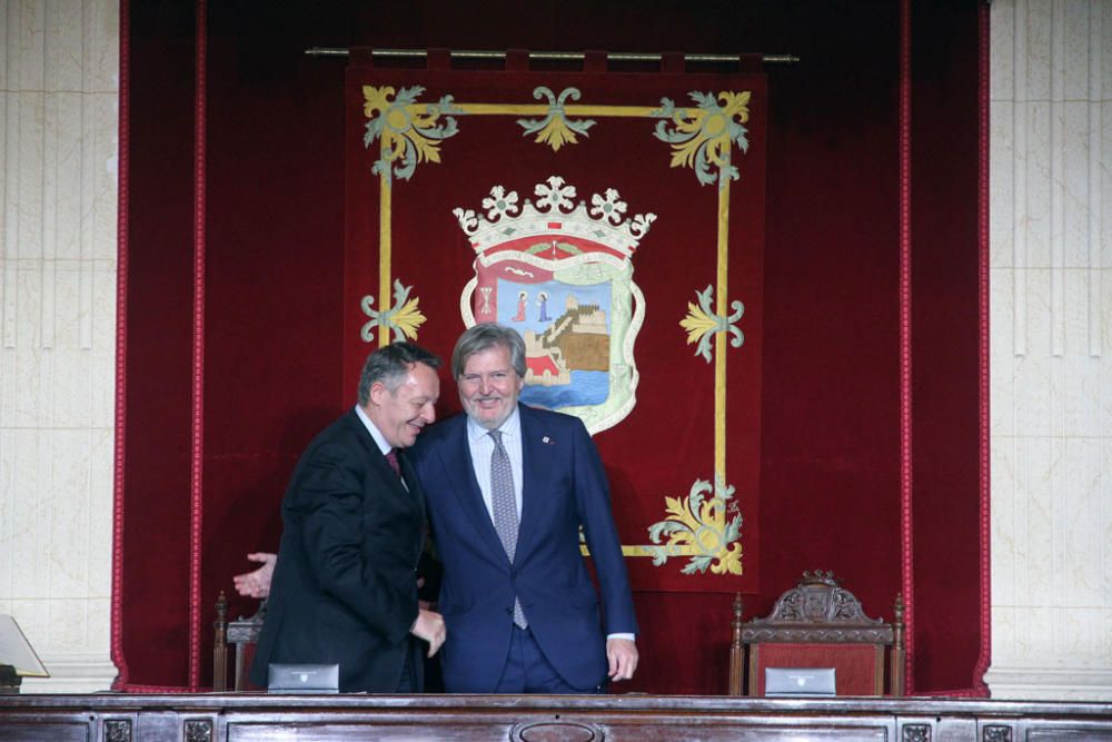 François Hollande y Mariano Rajoy son recibidos con honores junto al Ayuntamiento de Málaga. Antes del almuerzo, han visitado el Museo de Málaga.