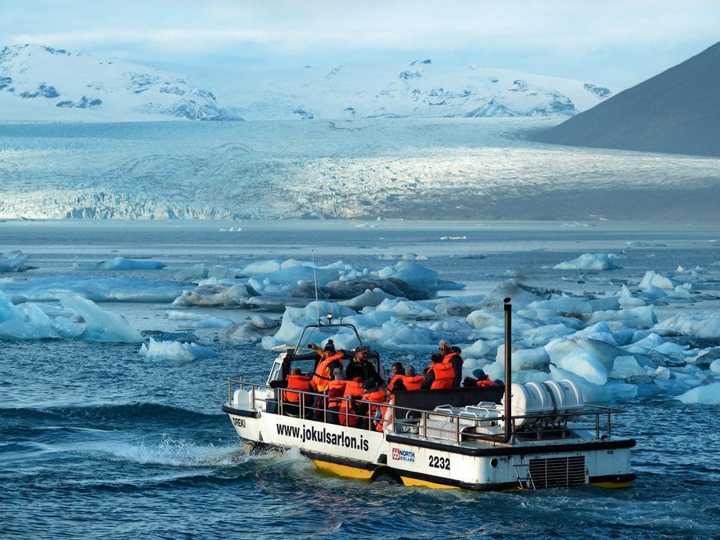 Barco por la laguna glaciar de Jökulsarlon, en Islandia