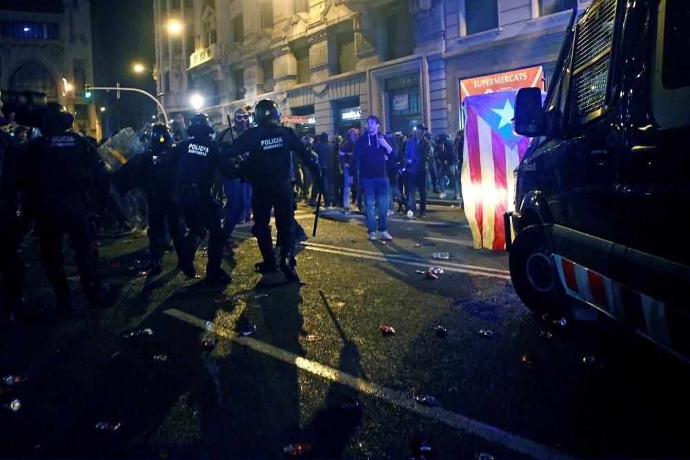 Els Mossos carreguen contra manifestants concentrats a Via Laietana