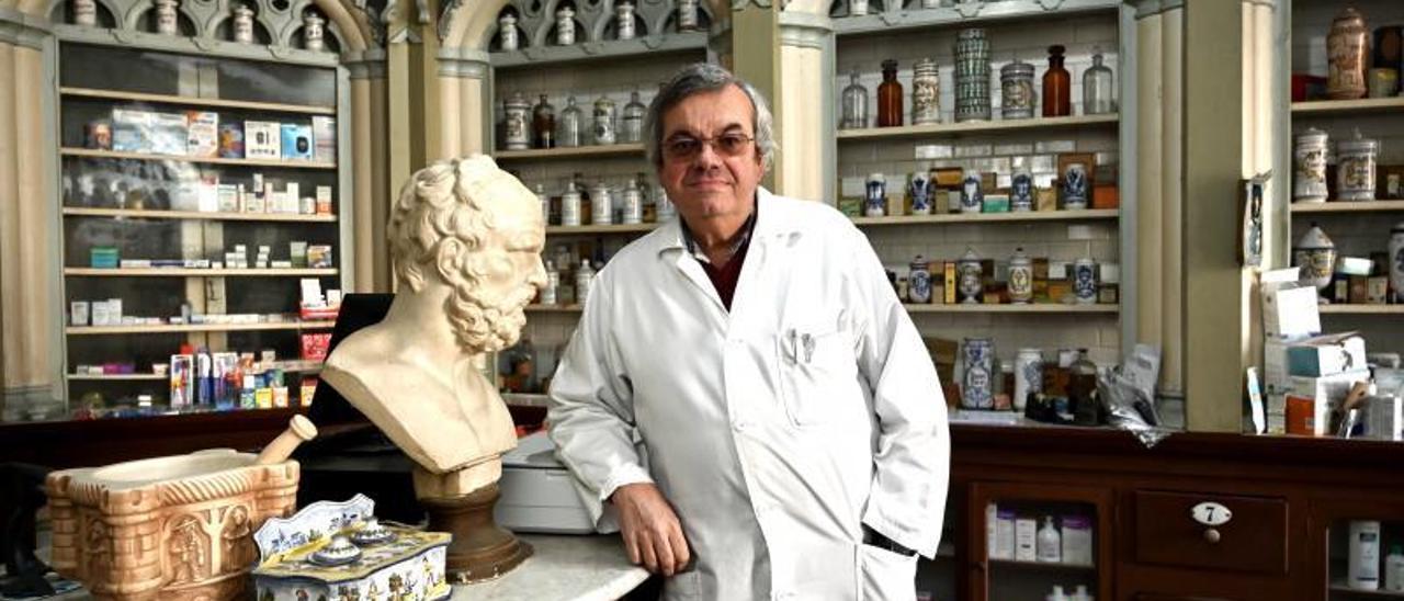José Luis Domínguez, que cumplió ayer 34 años al frente de la farmacia más antigua de Pontevedra.   | // RAFA VÁZQUEZ