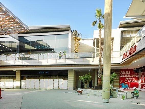 Kurz vor der Eröffnung des neuen Einkaufszentrums FAN auf Mallorca wird auf dem Gelände des Komplexes in Coll d'en Rabassa noch auf Hochtouren gearbeitet. Bis auf die Kinosäle sollen am Donnerstag (22.9.) praktisch alle 113 Ladenlokale eröffnen