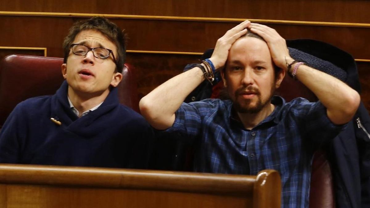 Pablo Iglesias e Íñigo Errejón en sus escaños del Congreso.