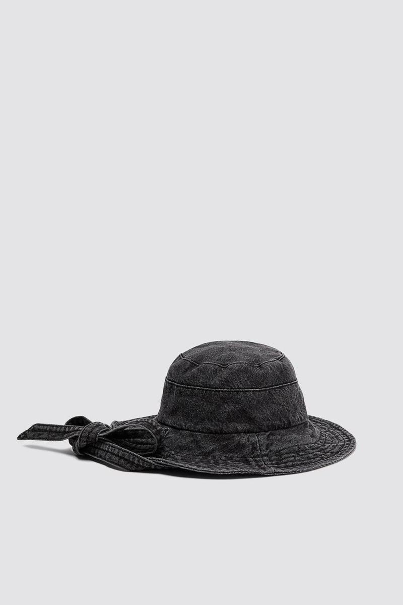 Sombrero de tejido vaquero de Zara. (Precio: 17,95 euros)