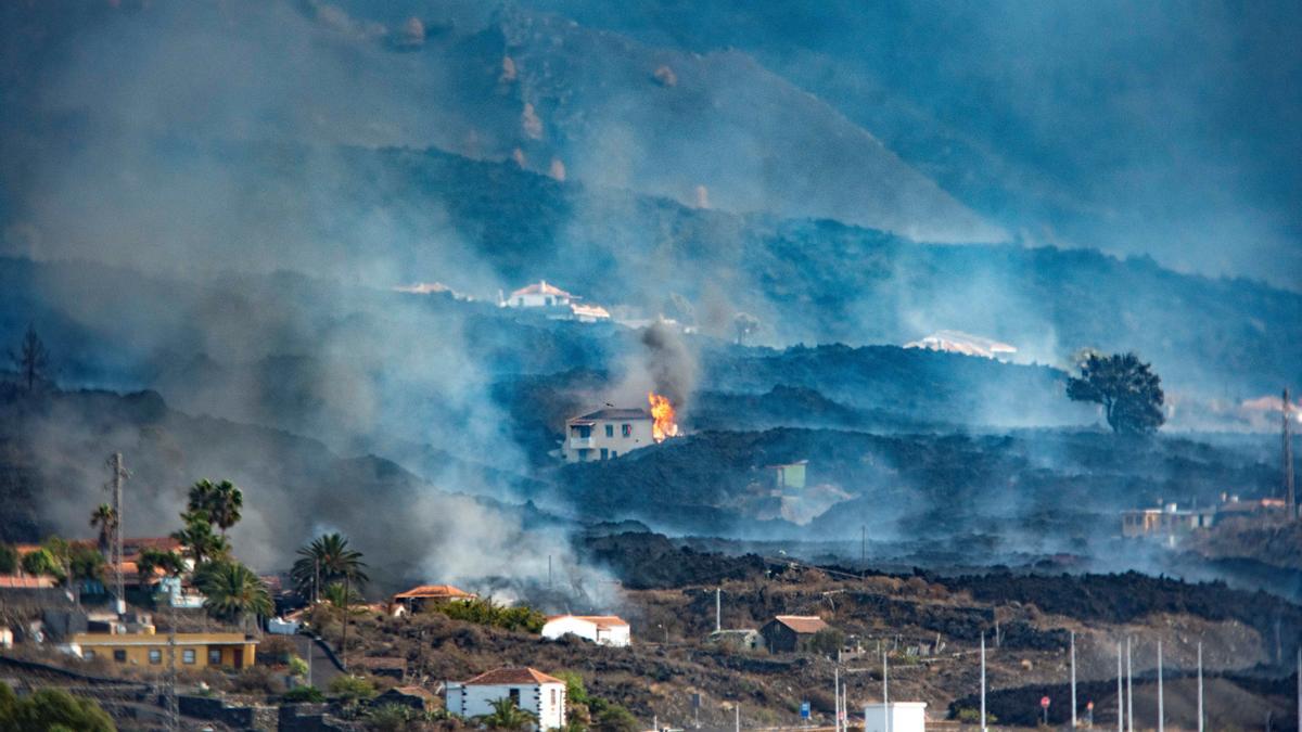 Ein von Lava umringtes Haus geht am 10.10. auf La Palma in Flammen auf.