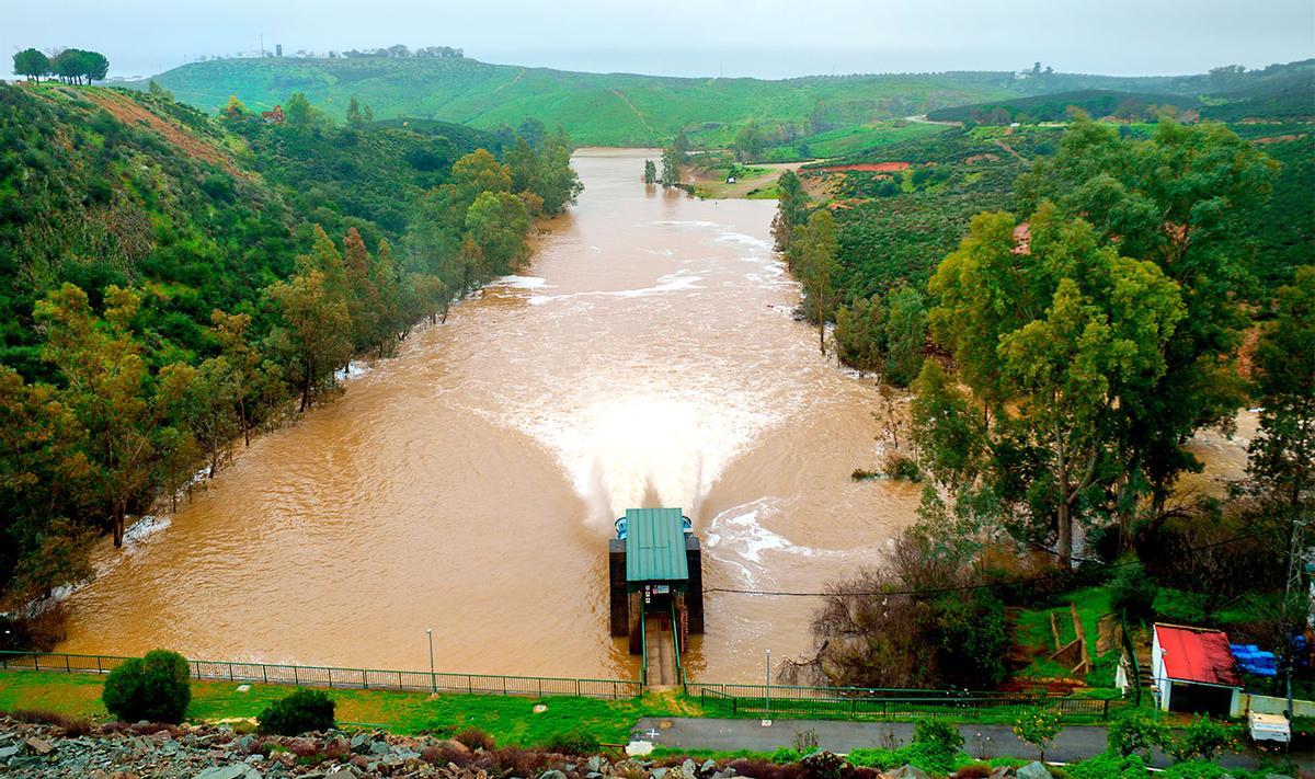 Embalse Agrio en la localidad sevillana de Aznalcóllar desembalsando agua.