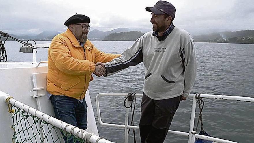 X. H. Rivadulla con uno de los marineros que participan hoy en &#039;Pescadores de Historias&#039;.