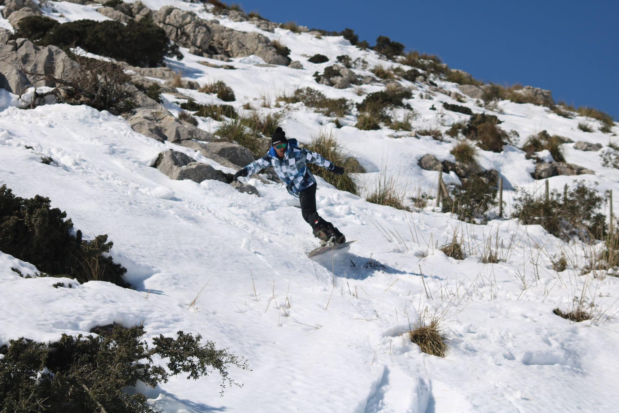 FOTOS | Dos mallorquines practican snowboard en el Puig Tomir