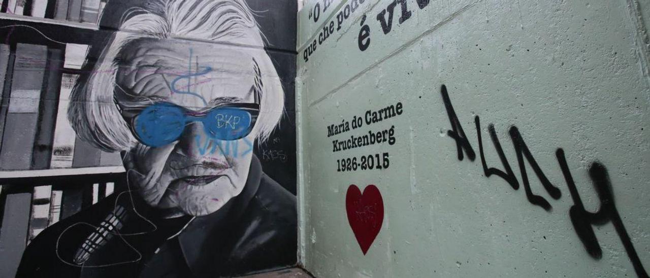 Mural de María do Carme Kruckenberg graffiteado en Roupeiro.