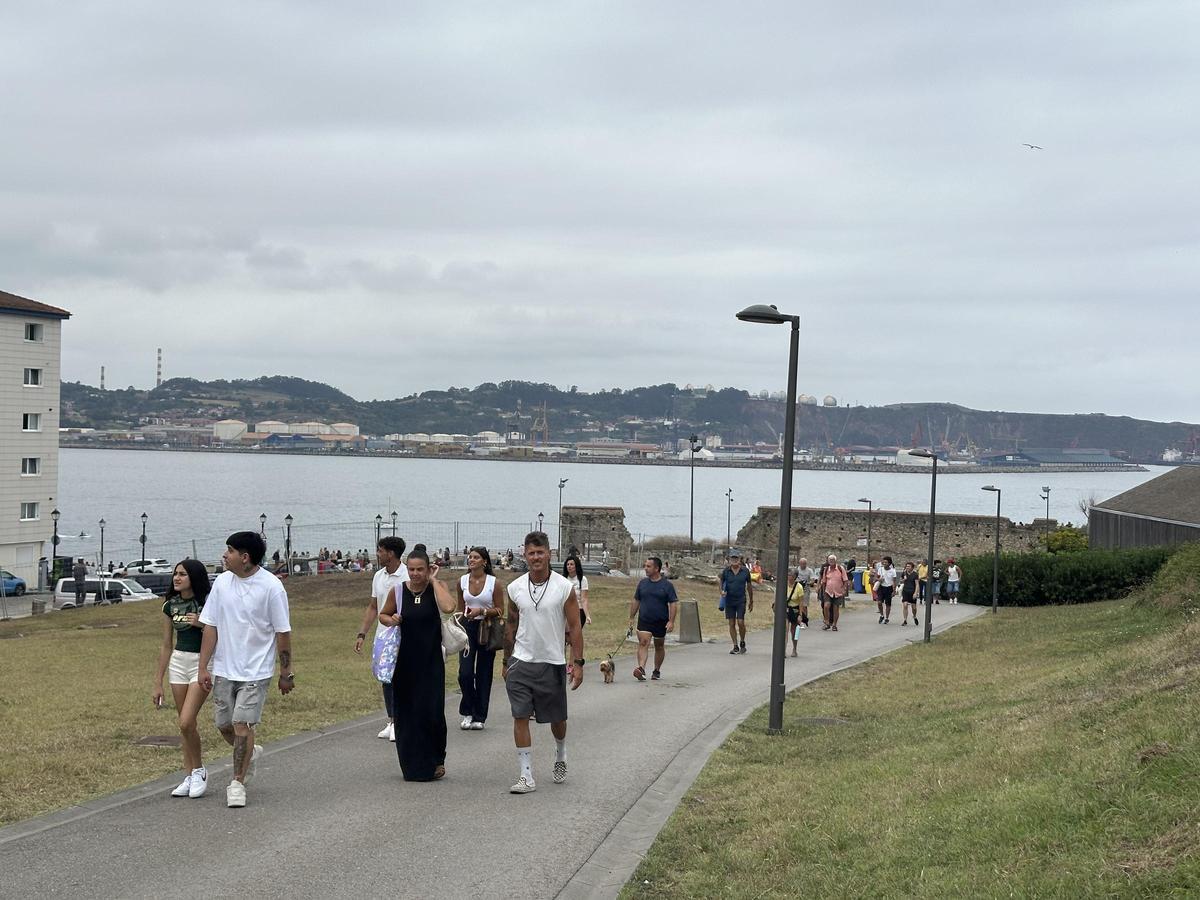 Gijón vive el eclipse entre reencuentros y la ilusión de “sentir” el fenómeno