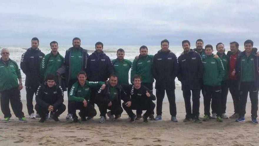 El MMT Seguros posa en la playa de Puerto Sagunto horas antes de disputar el partido de la vigésimo segunda jornada.