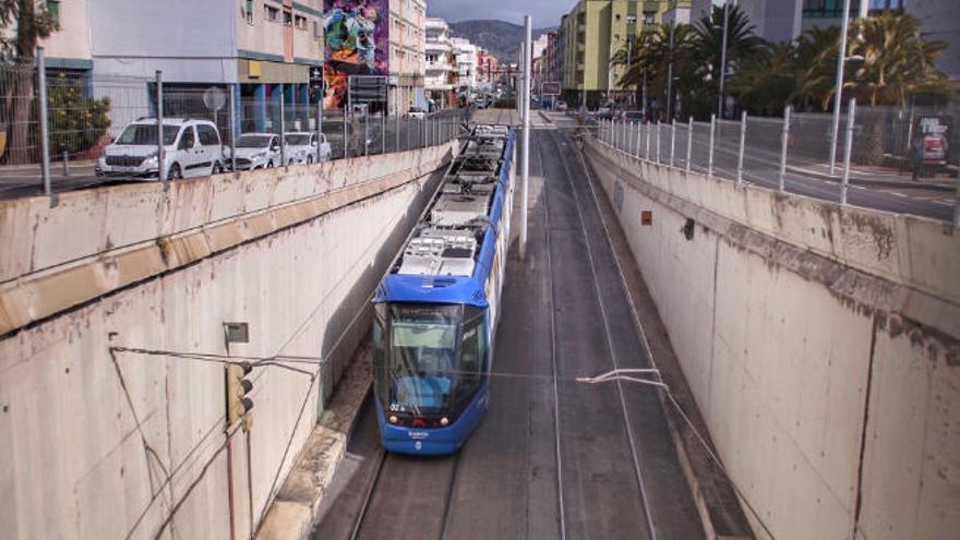 Un tranvía en la avenida de La Trinidad.