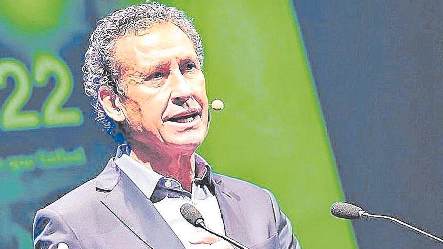 Jorge Valdano, distinguido con la Insignia de Oro y Brillantes del CD Tenerife