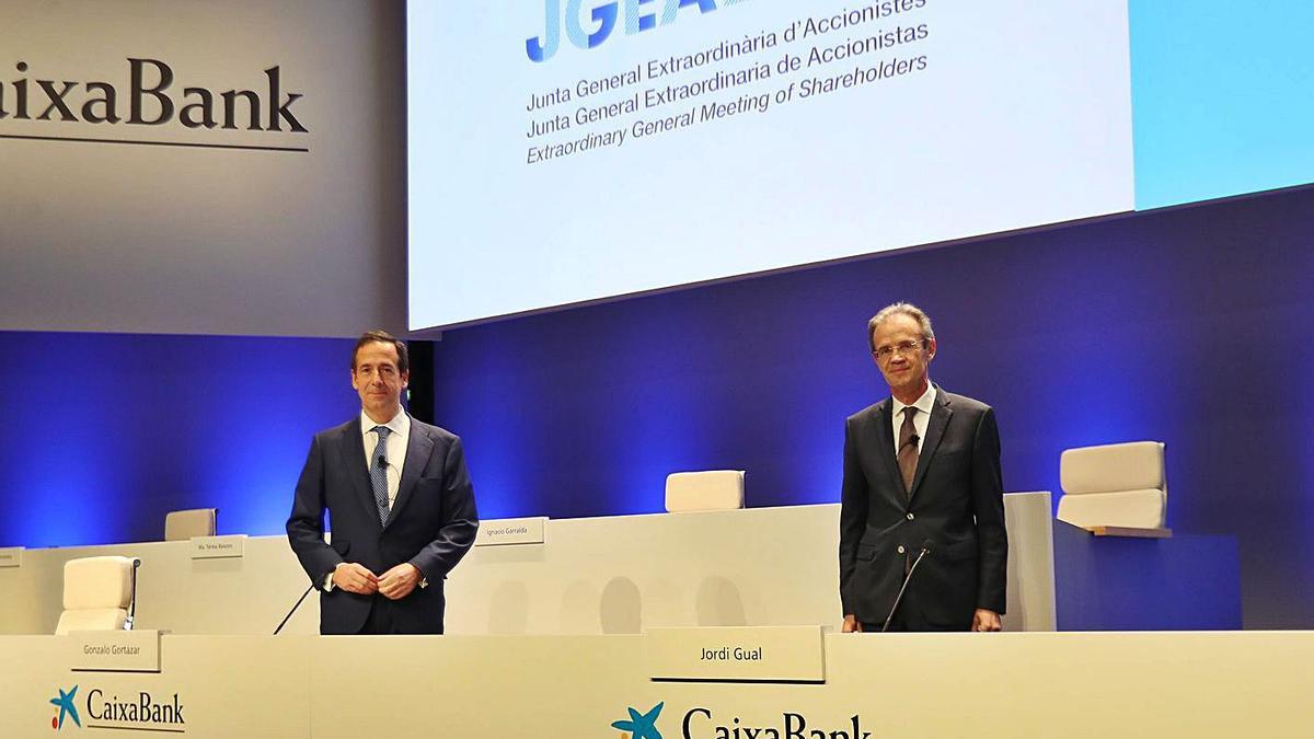 Gonzalo Gortázar y Jordi Gual, en la última junta de accionistas de la entidad.