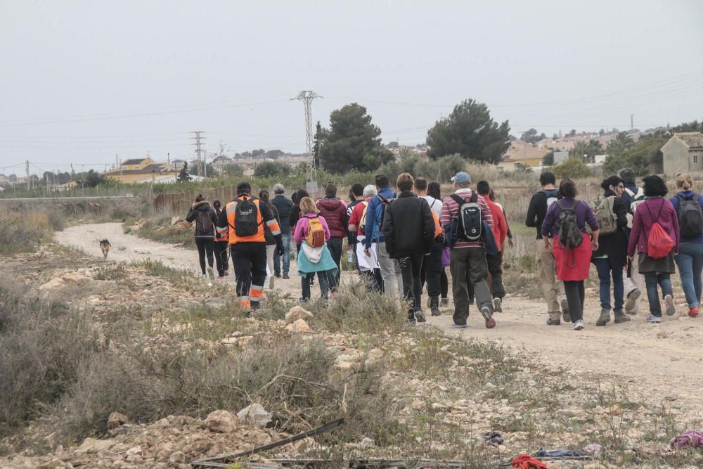 Voluntarios de Protección Civil ayer en el operativo de búsqueda en Los Montesinos