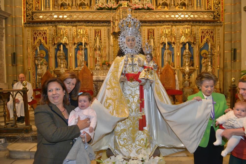 Los bebés, bajo el manto de la Fuensanta