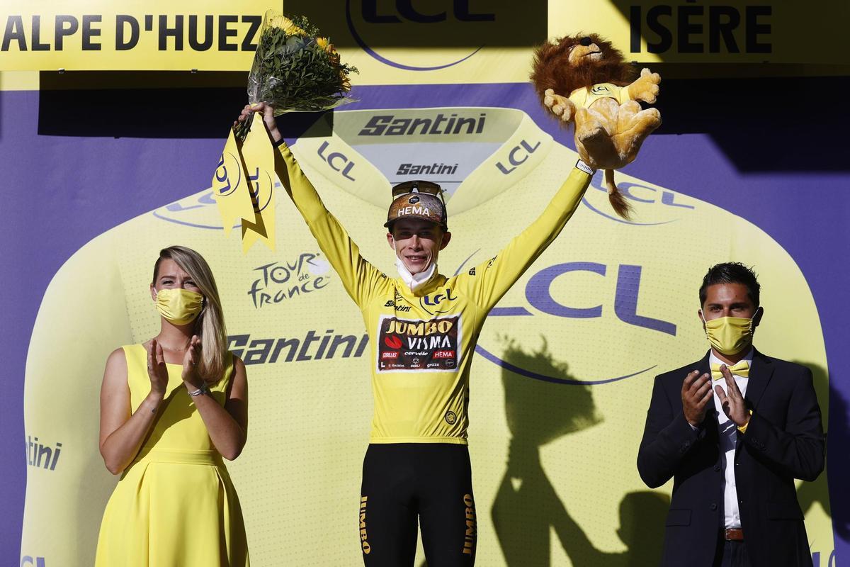 Alpe D’huez (France), 14/07/2022.- Danish rider Jonas Vingegaard of Jumbo Visma celebrates on the podium retaining the overall leader’s yellow jersey following the 12th stage of the Tour de France 2022 over 165.1km from Briancon to Alpe d’Huez, France, 14 July 2022. (Ciclismo, Francia) EFE/EPA/GUILLAUME HORCAJUELO