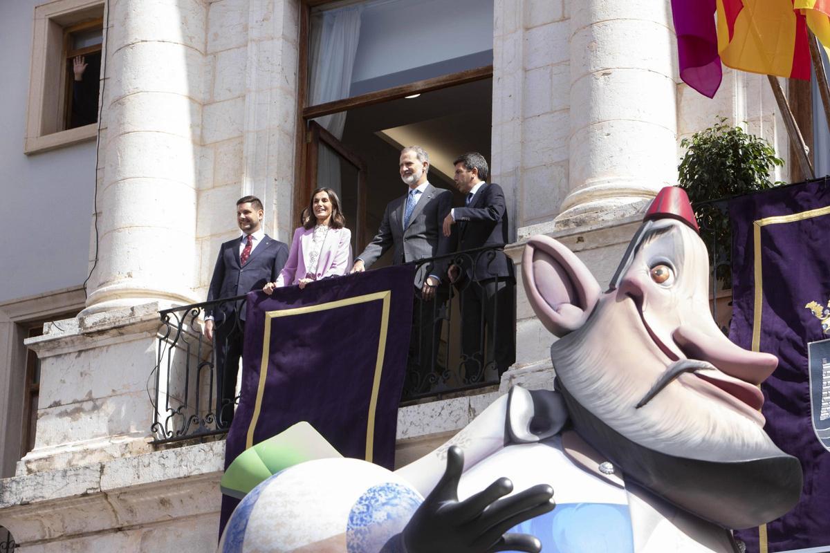 Los reyes junto a José Manuel Prieto, Diana Morant y Carlos Mazón, en el balcón del ayuntamiento