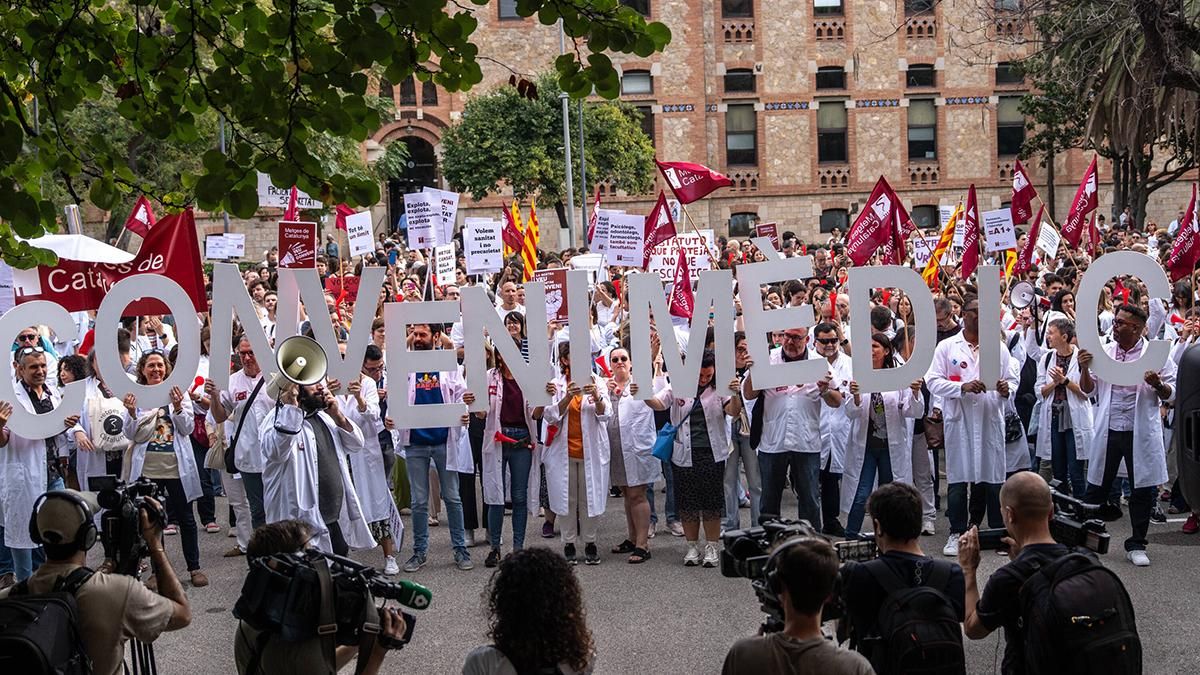 Centenares de médicos se movilizan en Barcelona durante la huelga de 24 horas: "No más guardias sin cotizar"