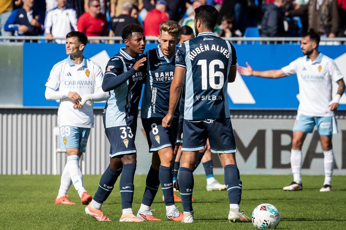 Marcelo Timorán, a la izquierda, junto a Isma Ruiz y Rubén Alves en un lance del encuentro.