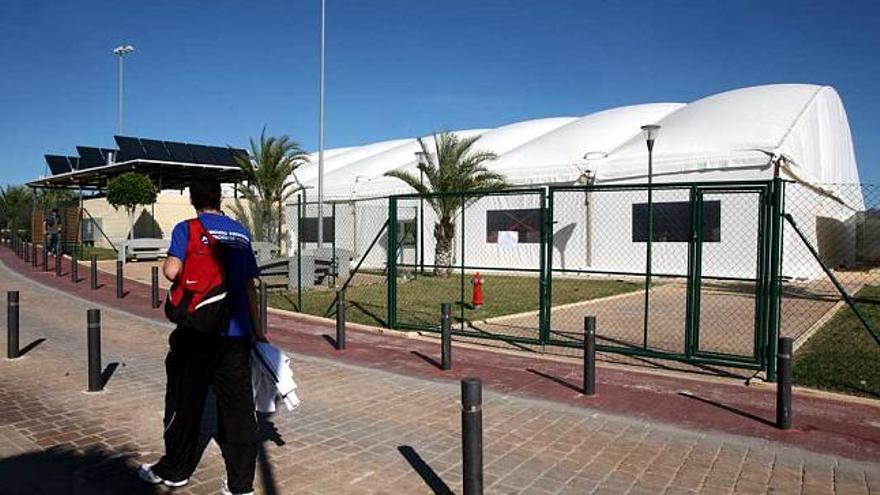 La piscina del campus de Elche de la Universidad Miguel Hernández permanece clausurada desde noviembre