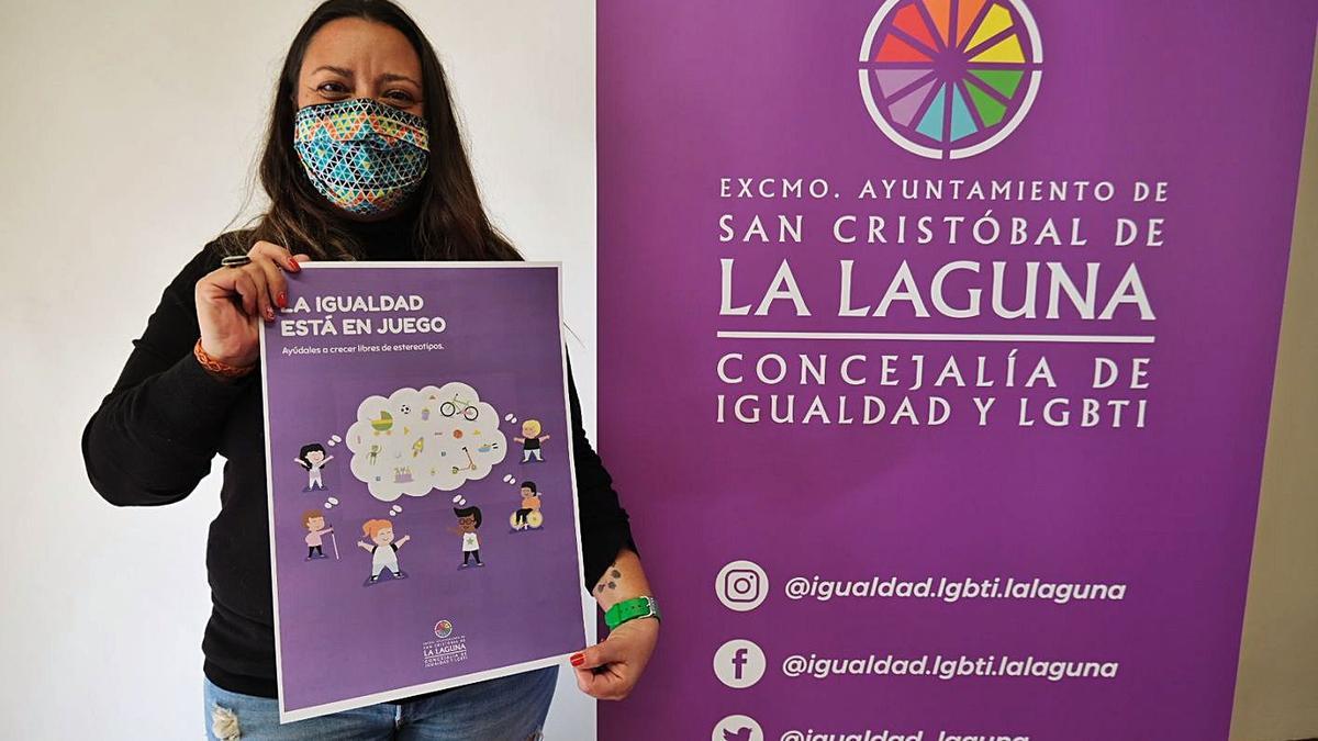 Idaira Afonso, concejal de Igualdad y LGTBI, con el póster de la campaña contra el sexismo en los juguetes.