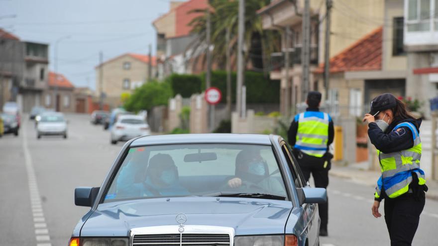 La Policía Local de Cambados investiga la aparición de un ataúd en un contenedor de basura