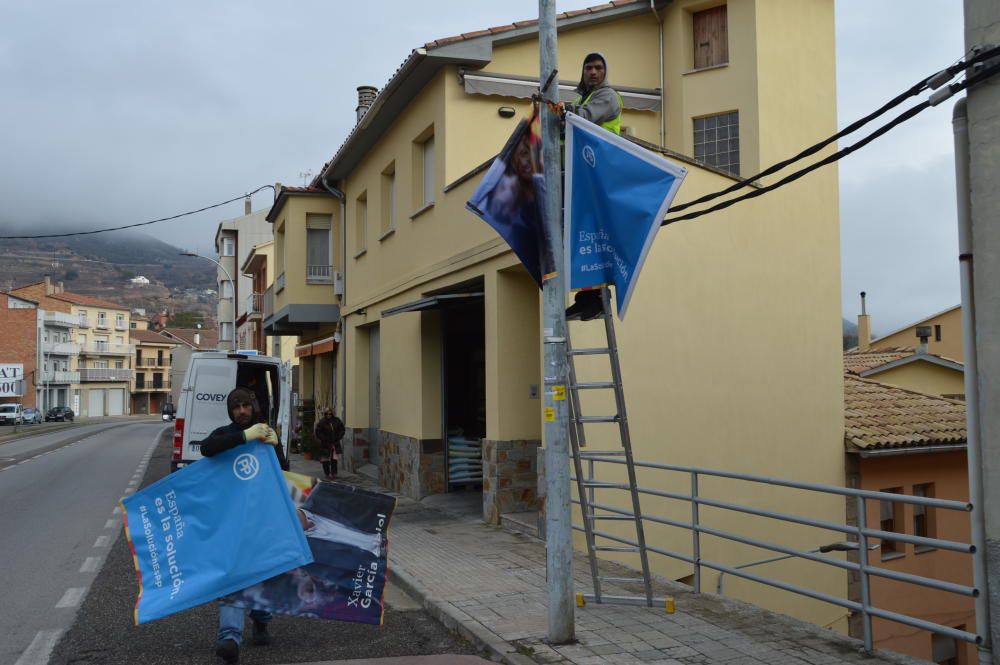 Canviant les banderoles del PP a Berga