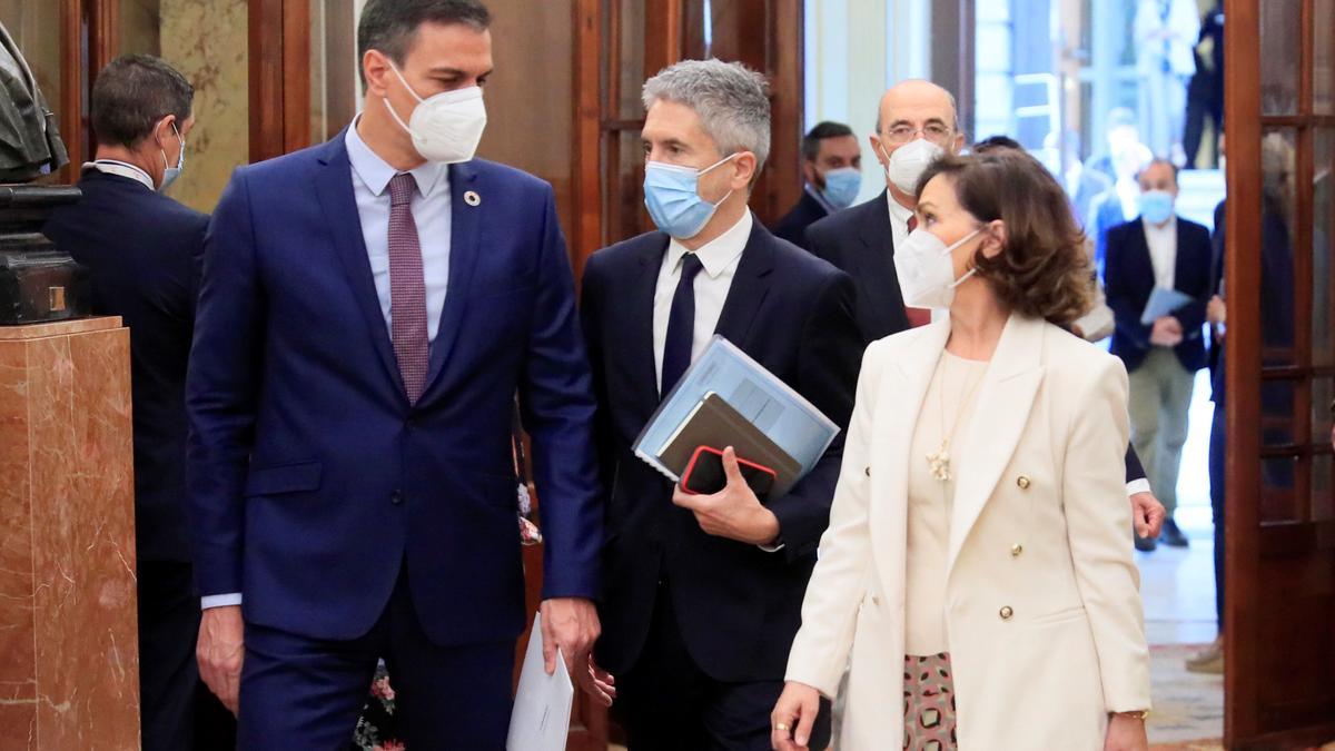 El presidente del Gobierno, Pedro Sánchez, a su llegada al Congreso con la vicepresidenta primera, Carmen Calvo, y el ministro del Interior, Fernando Grande-Marlaska, este 19 de mayo de 2021.