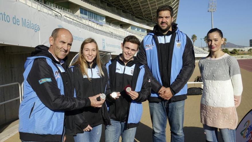 Imagen de la presentación, con deportistas del Club Atletismo Málaga, junto a la concejala, Elisa Pérez.