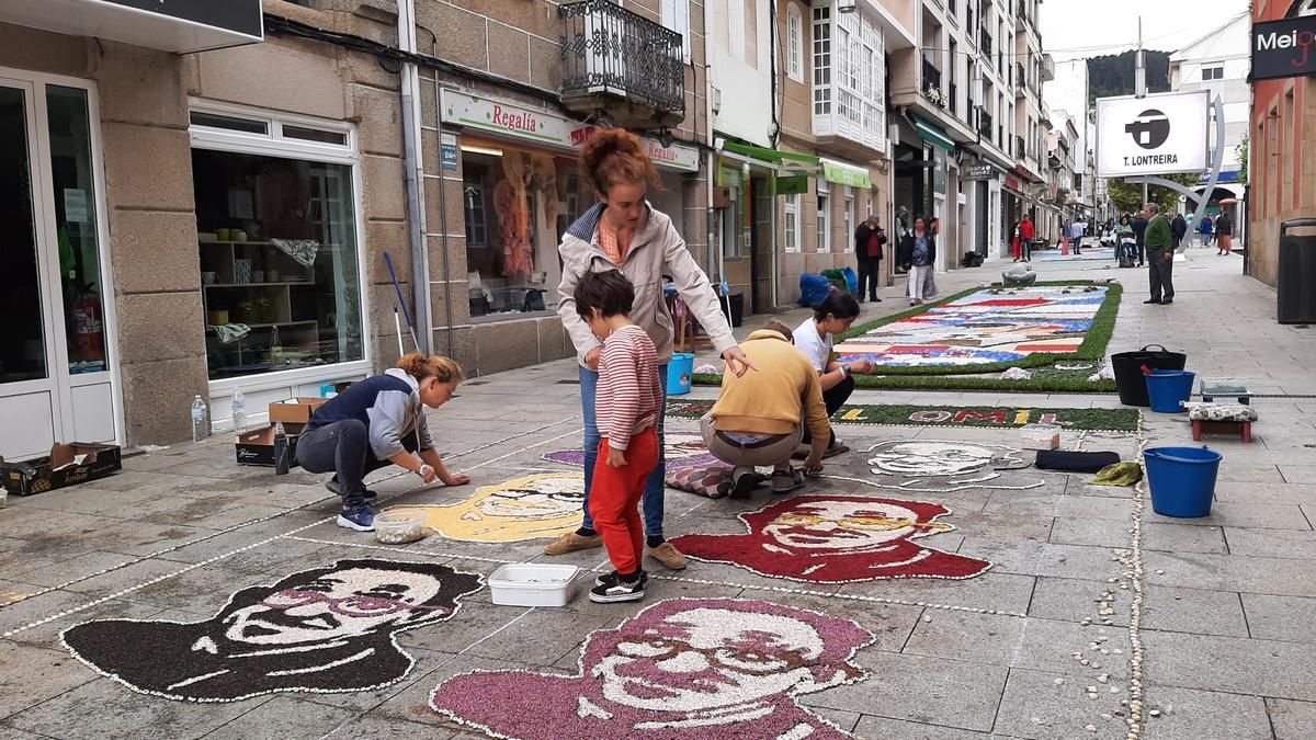 Vecinos trabajando en las alfombras del Corpus de Bueu este año.