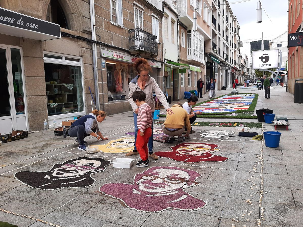 Vecinos trabajando en las alfombras del Corpus de Bueu este año.