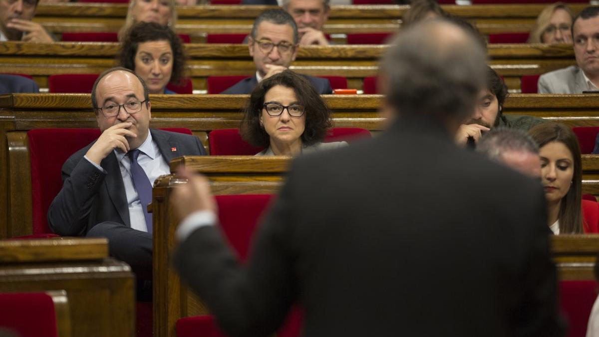 Eva Granados y Miquel Iceta escuchan a Torra en el Parlament, en una imagen de archivo.