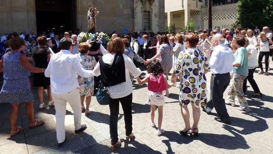 Participantes en la danza prima delante de la iglesia.