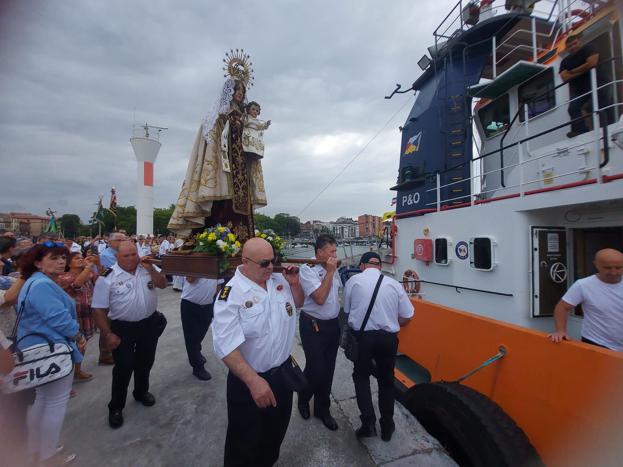 La virgen del Carmen bendijo las aguas de Avilés