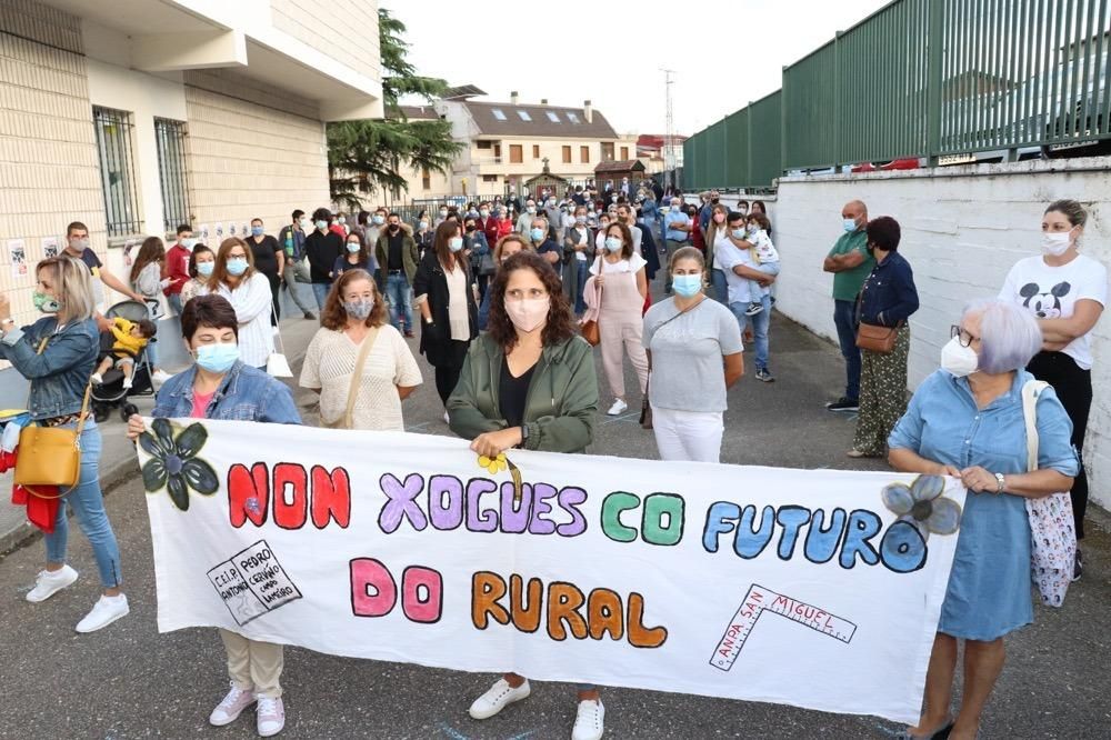 Campo Lameiro se moviliza contra la retirada de profesores