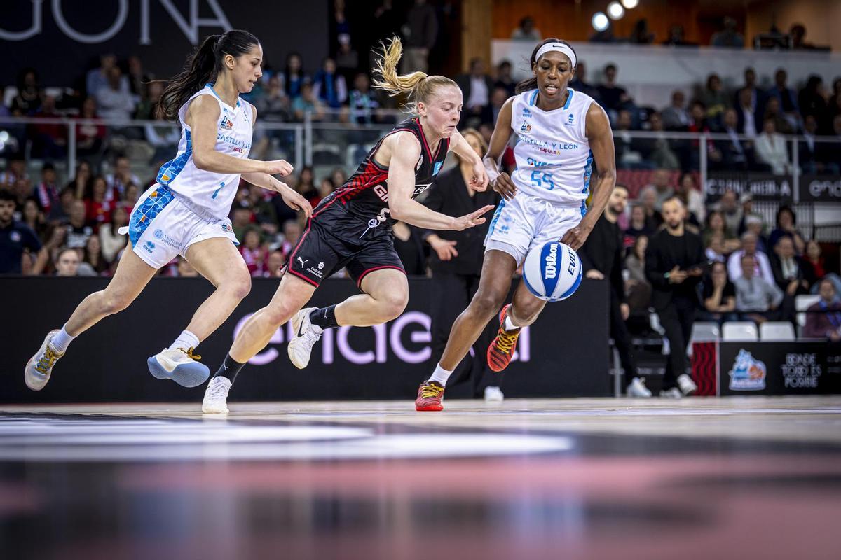 Holm perseguint la pilota