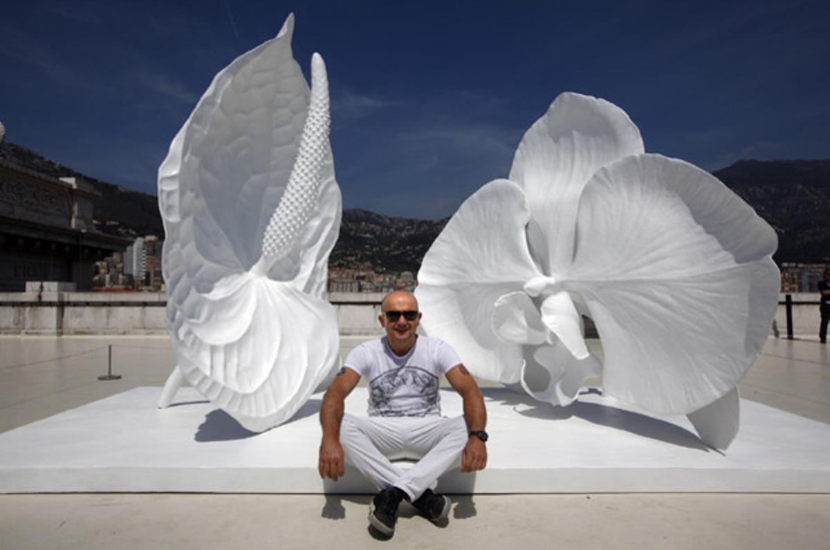 L’artista britànic Marc Quinn, davant de la seva escultura ’El motor de l’evolució (2010)’, en la inauguració de l’exposició ’La zona del Litoral’ al Museu Oceanogràfic de Mònaco.