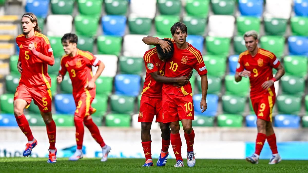 Los jugadores de España sub-19 celebran el tanto de Fortuny ante Italia