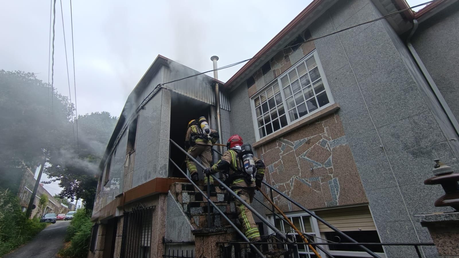 Arde la planta alta de una vivienda en Areamilla en Cangas