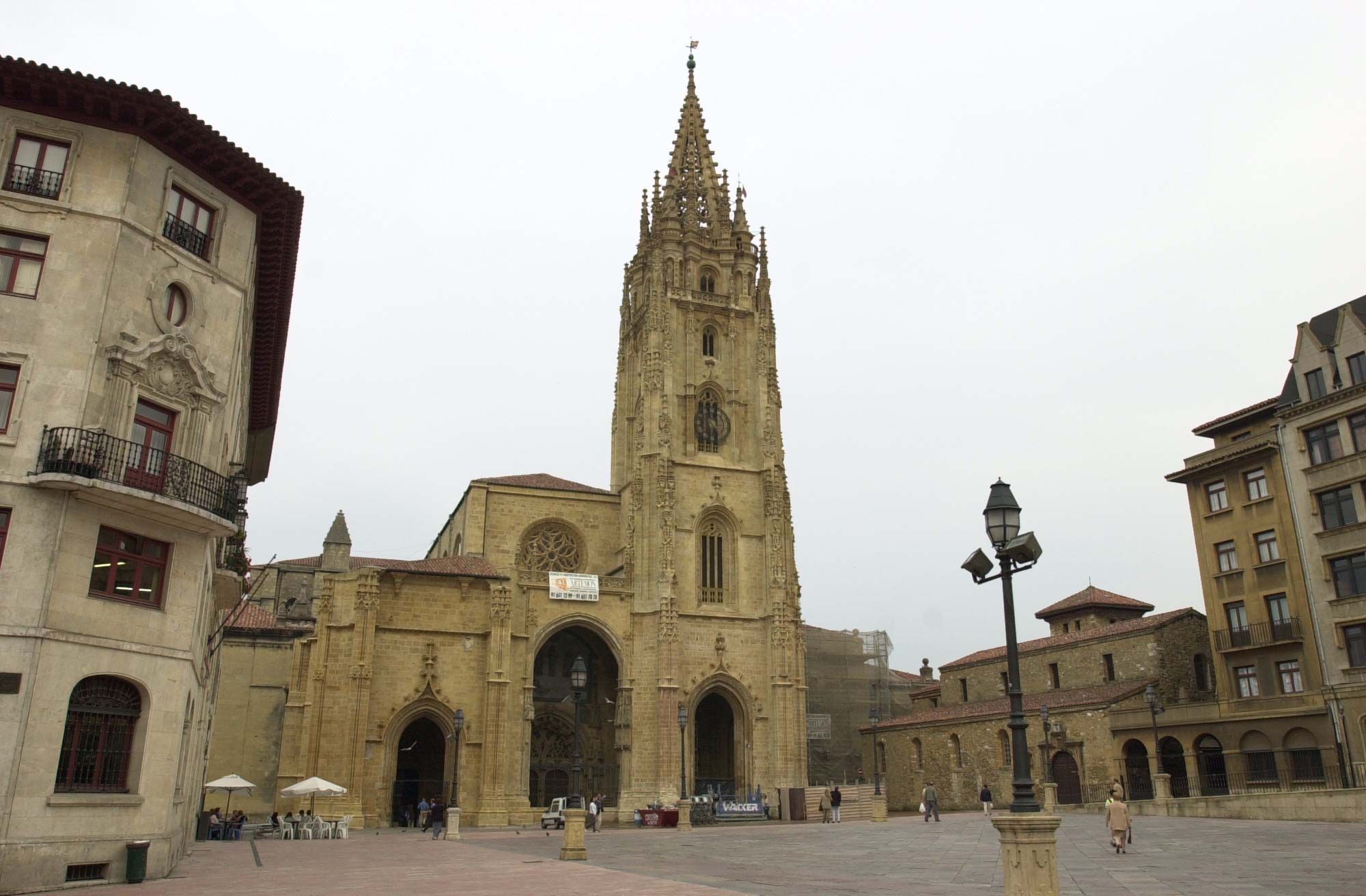 Vista de la Catedral de Oviedo con la singularidad de su única torre.