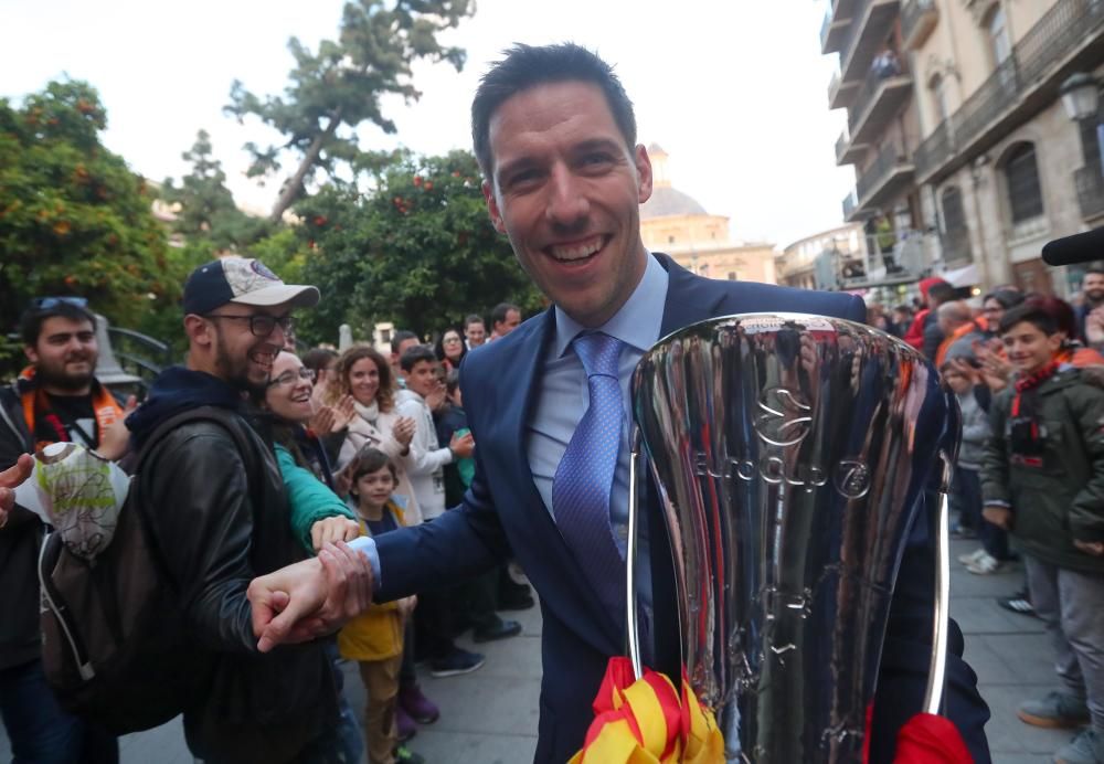 Celebración del triunfo en la Eurocup del Valencia Basket en València