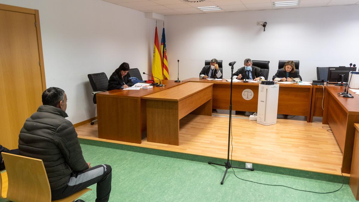 El acusado sentado en el banquillo de espaldas al inicio del juicio en la Audiencia.