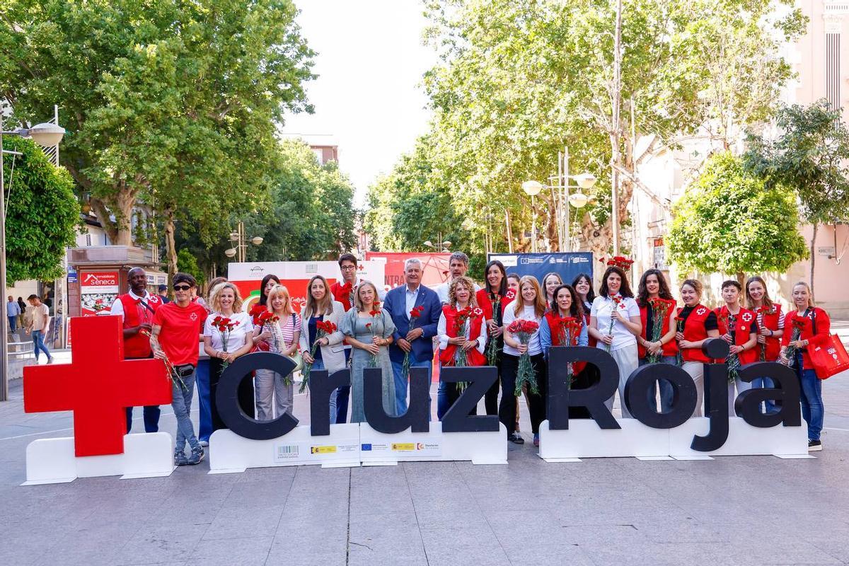 Córdoba se inunda de claveles por un mercado laboral igualitario