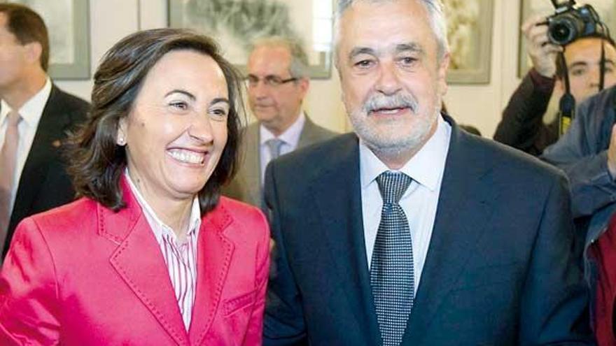 Rosa Aguilar y José Antonio Griñán, ayer en Sevilla.