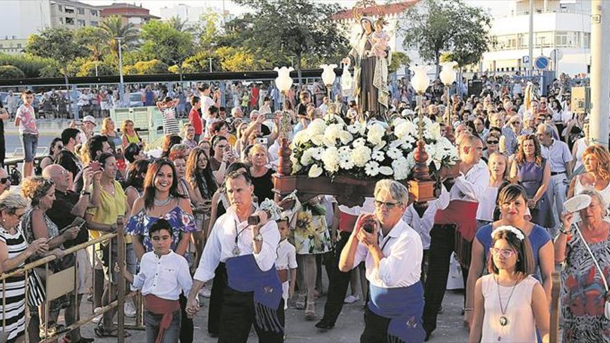 Más de 2.500 personas honran a la Virgen del Carmen en el Grao