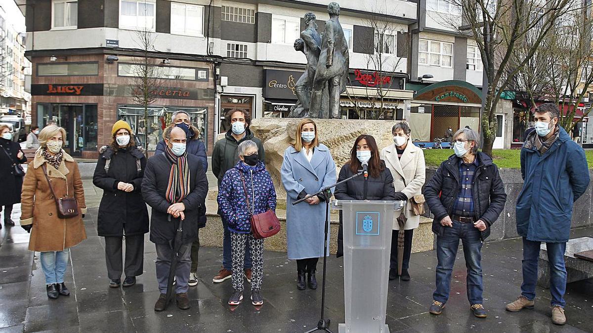 La alcaldesa, al frente, en la inauguración de ayer.   | // LA OPINIÓN