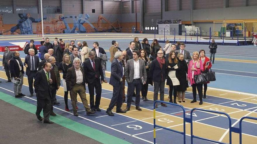 Miembros de la Fundación de Ferias y Exposiciones de Ourense visitaron la pista de atletismo. // I. Osorio