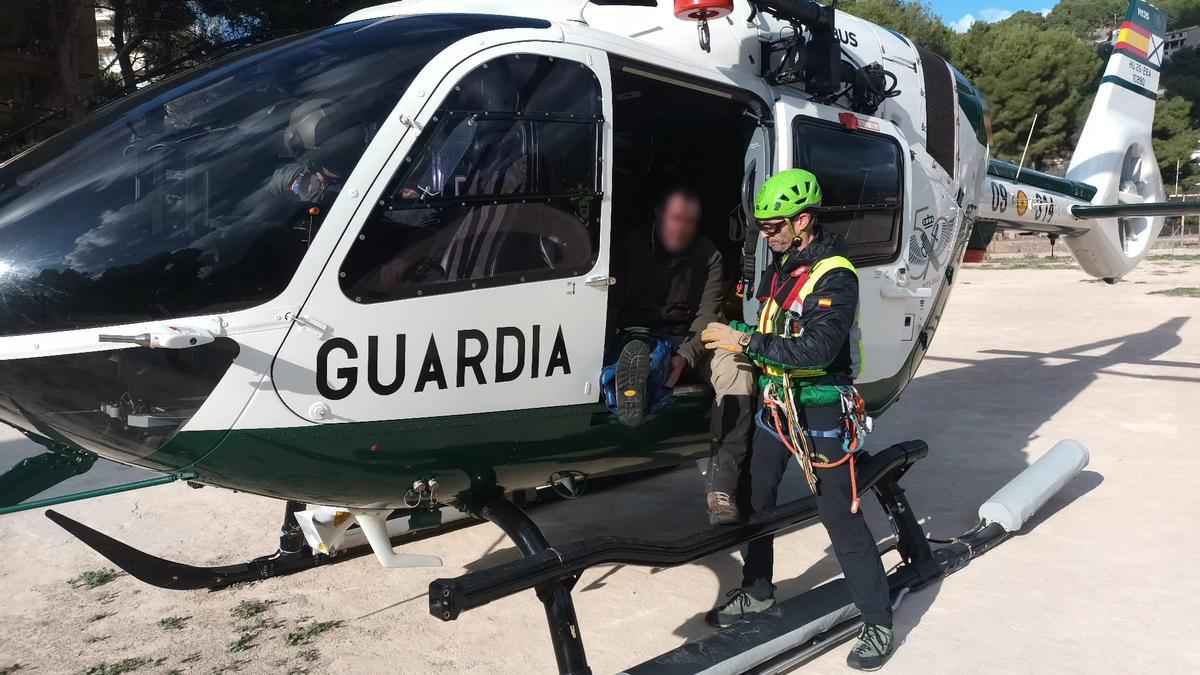 La víctima, en el interior del helicóptero de la Guardia Civil donde fue rescatado.