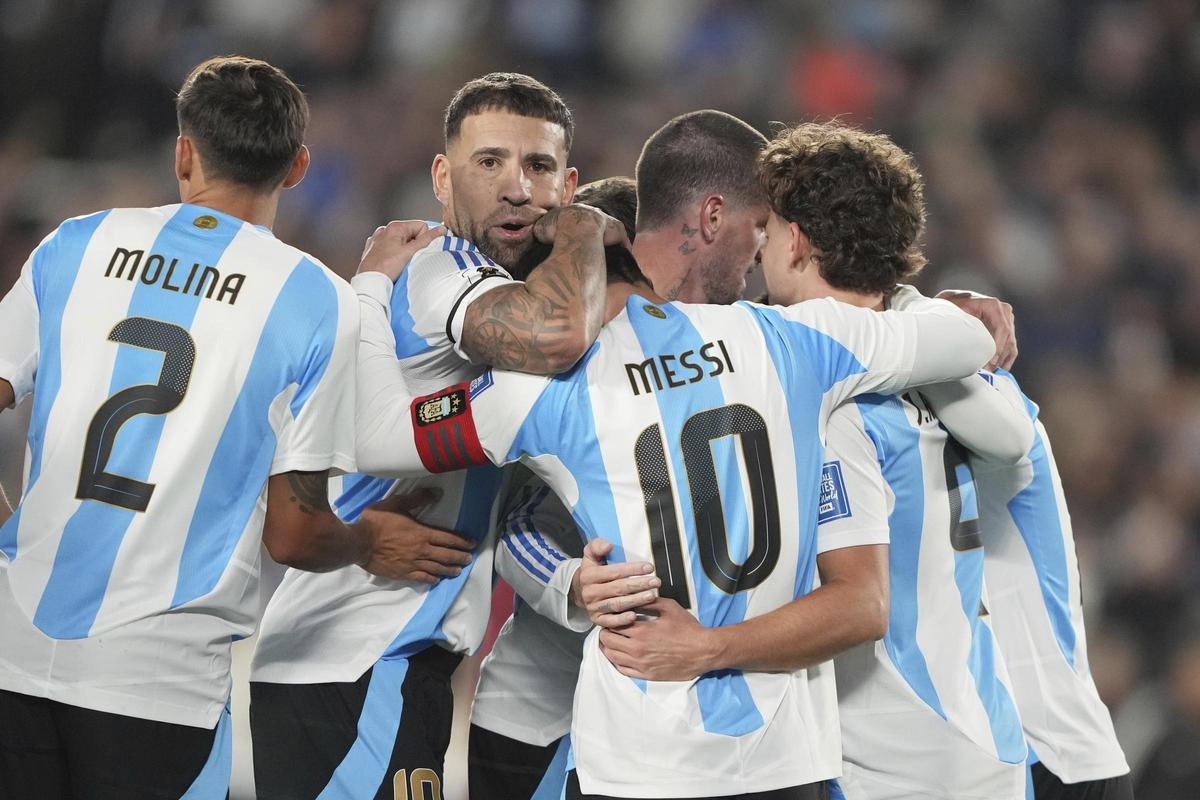 Los jugadores de la Selección Argentina celebran un gol.