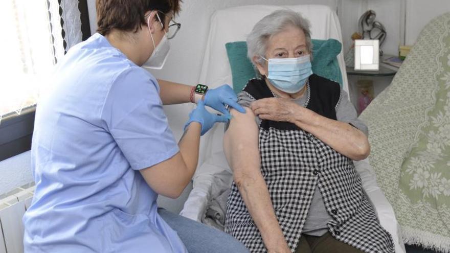Una mujer es vacunada frente al COVID. | J. Marlasca